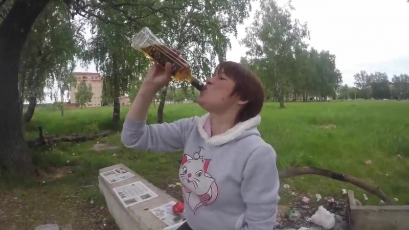 Выпила залпом бутылку коньяка