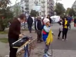 Lucky paul and yarah bravo in mauer park berlin 1009