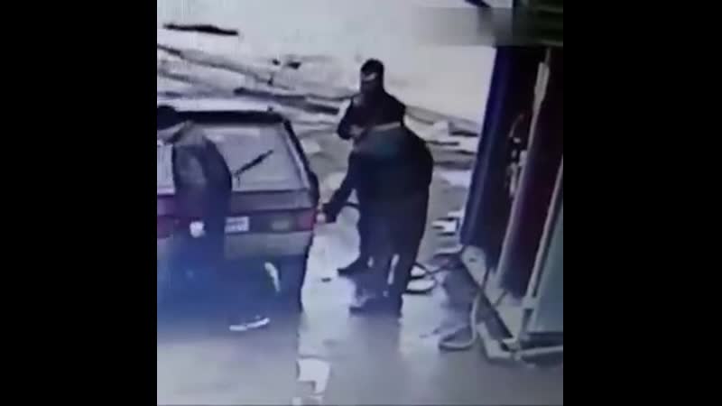 Тупой и ещё тупее тупого пьяные чуваки, куря на запрае, решили узнать, что будет если поджечь пары из бензобака