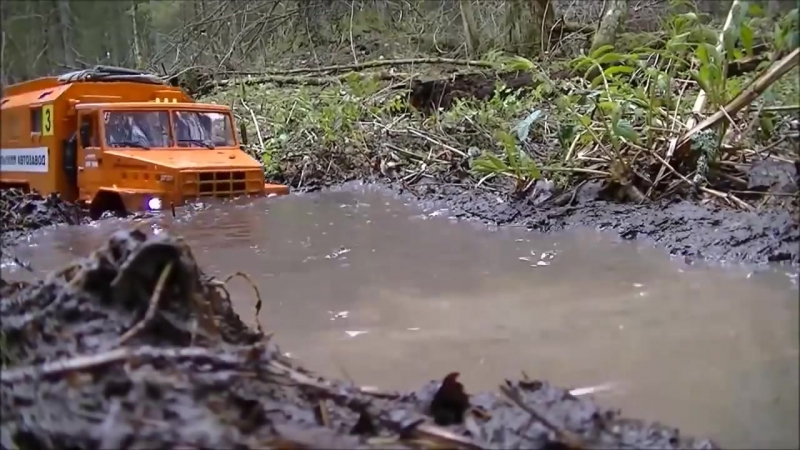 Радиоуправляемые машины урал и камаз гоняют по грязи и бездорожью