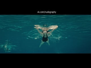 Энн хэтэуэй (anne hathaway) в купальнике в фильме "один день" (one day, 2011, лоне шерфиг)