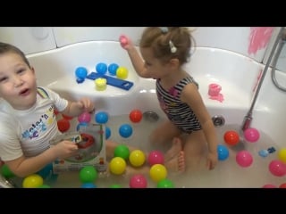 Катя купается в ванной с красками и игрушками для ванной bath time with paints and toys for bath