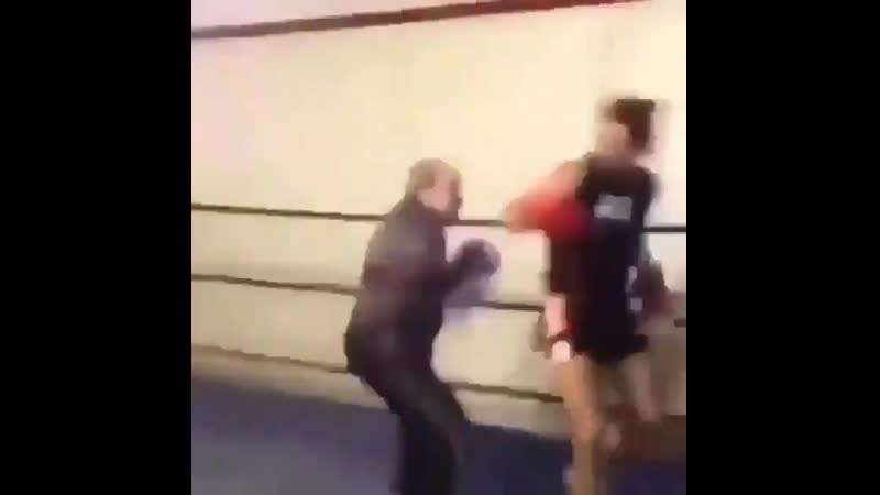 Боксёр эрнесто бергамаско в 61 год наказывает молодого