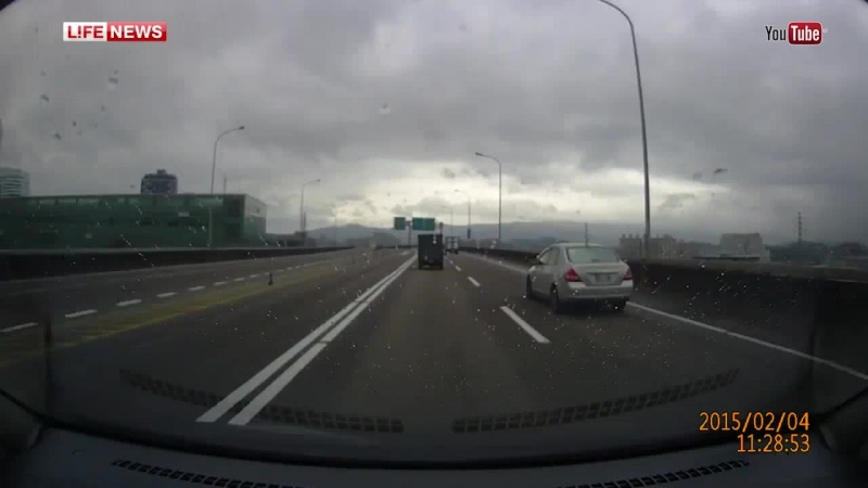 Тайваньский самолет упал в реку после взлета