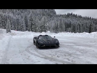 Koenigsegg agera rs playing in the snow