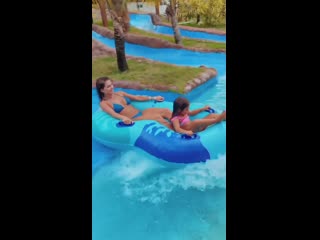 Дебора секку отдыхает вместе с мужем и дочкой