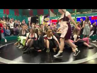 Damenfahrt teufelsrad oktoberfest 2019 fahrgeschäft wiesn crazy girls drun