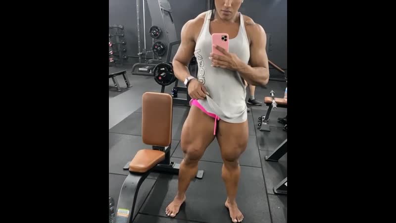 Позирование бодибилдерши с огромными объемами ног alessandra alvez