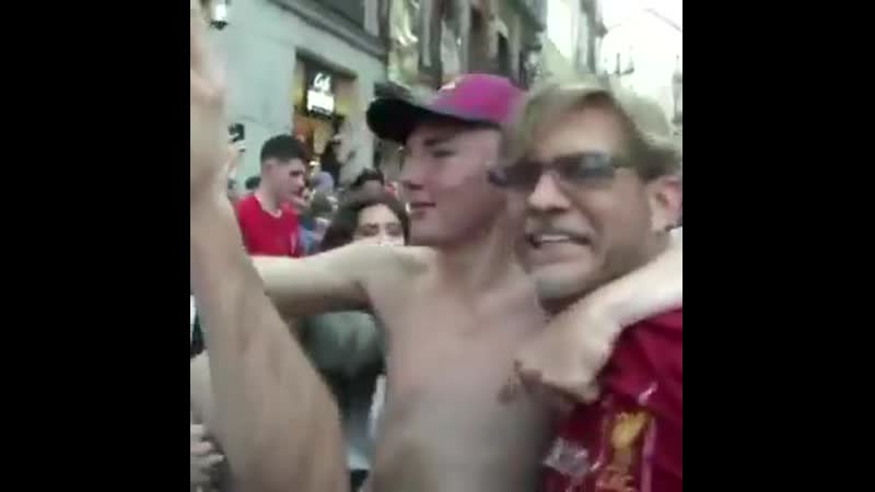 This jürgen klopp lookalike is very popular in madrid!