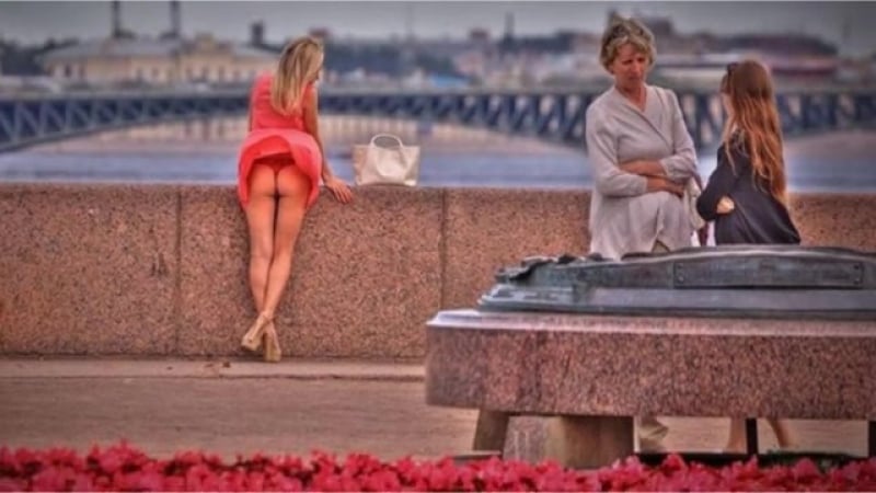 У девушек под юбкой [ветер проказник]