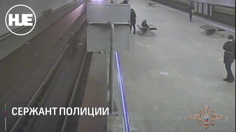 В столичном метро полицейский бросился под поезд, чтобы спасти упавшего на пути человека
