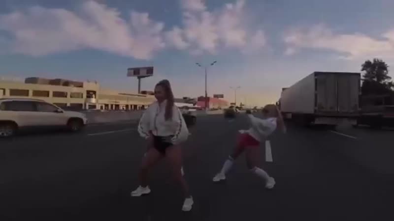 Жена подмосковного депутата перекрыла одну полосу мкада ради съемок клипа