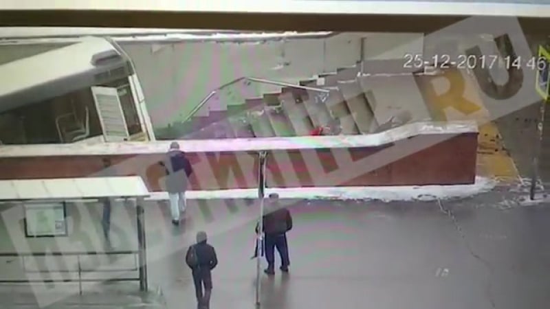 Автобус вылетел в подземный переход на славянском бульваре