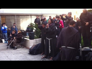 Flash mob frati e suore in piazza yenne