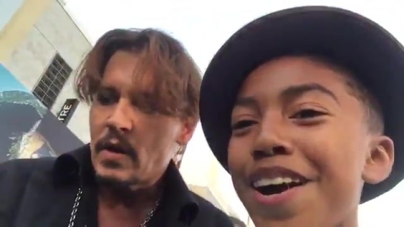 Johnny e miles no blue carpet de "piratas 5" em los angeles (18/05/2017)