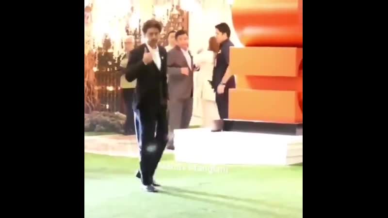 #shahrukhkhan snapped at mukesh ambani sister's daughter pre wedding party in mumbai