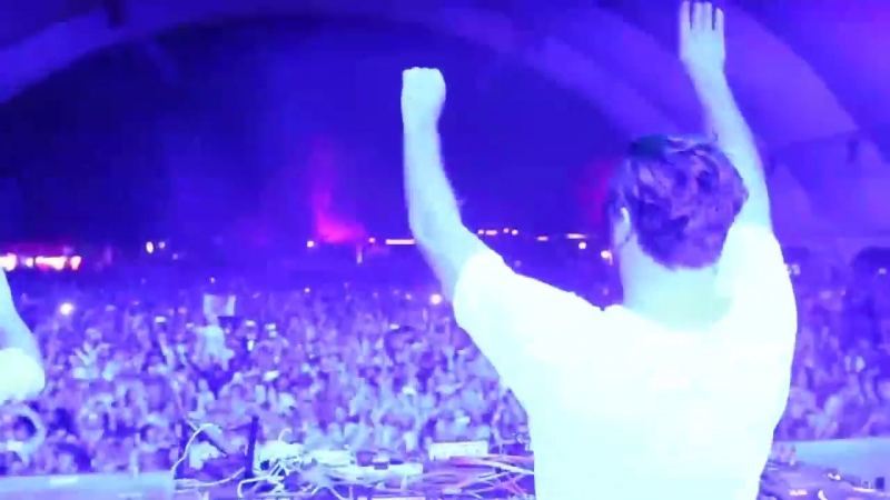 Solomun play "moonwalk orbital"