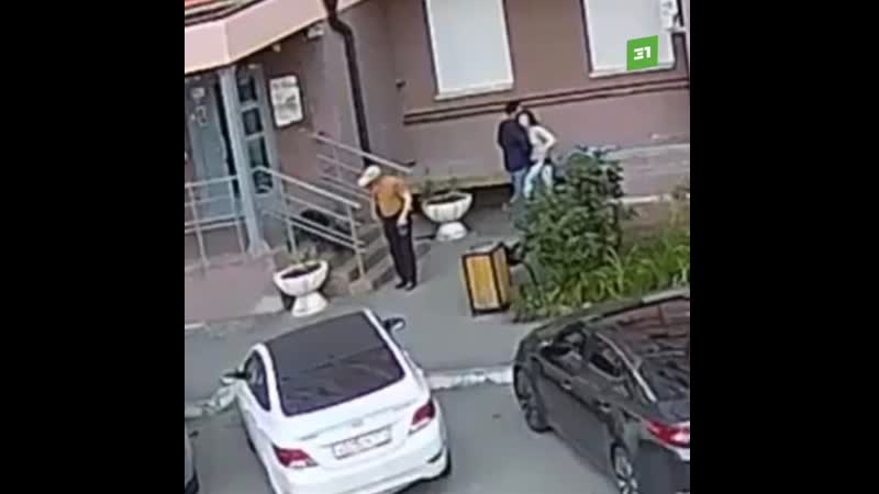 Стыдно даже молодые парочку накрыло страстью прямо около подъезда многоэтажки