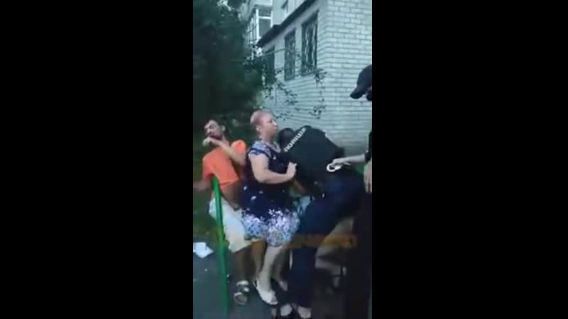 Две бабы заступились за наркомана