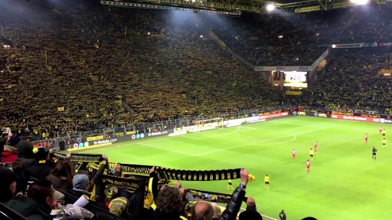 Das stadion zollt einem verstorbenen fan tribut