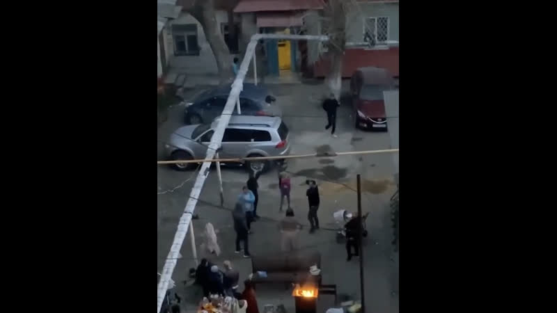 Устроили дискотеку на улице во время эпидемии коронавируса