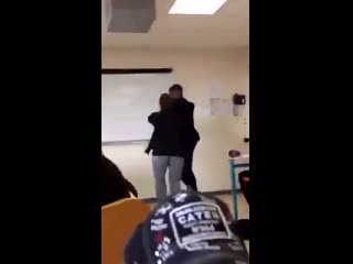 Dans un lycée de #banlieue parisienne (gagny 93), une #racaille gifle sa prof sous les hurlements de rire de ses camarades