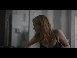 Шарлотта де брёйне натягивает черные колготки / charlotte de bruyne puts on black pantyhose