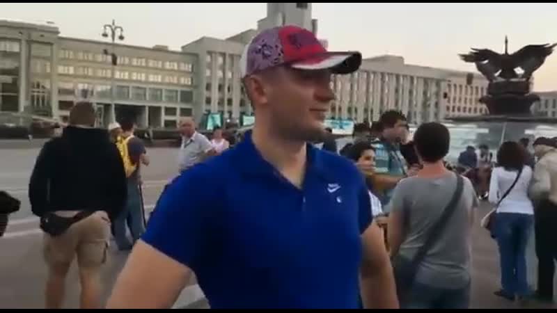 Белорусские змагары пытаются застыдить парня в кепке с надписью россия