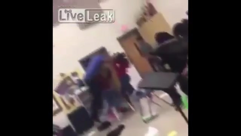 Охранник вмешался в драку девушек