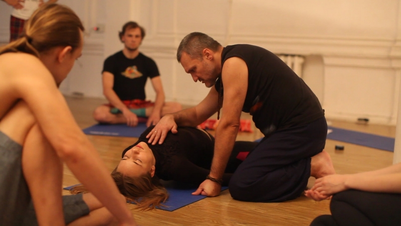 Энергетическая волна у девушки элемент техники искусства тантрического прикосновения (тантра тренинг геннадия нестерова)