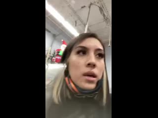 Empleada de supermercado escracha a sus compañeros y renuncia por altavoz !! mp4