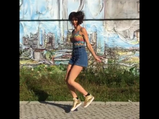 Мило прыгает на скакалке