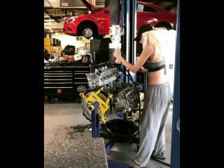 Красивая девушка работает в автосервисе 3