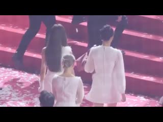 Tzuyu greeted taeyeon during the ending of sma and then also did this cute smile when taeyeon turned around and looked at twice