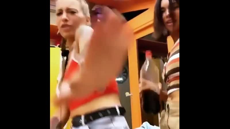 Пока настя стецевят после очередной операции на ногу, не встаёт с кровати,к ней приходят подруги и веселят 💃