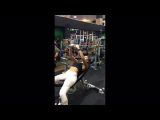 Приведение гантелей перед грудью