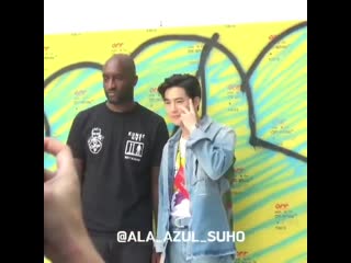 190524 off white 디자이너분하고 인사도 하고 포즈 챱챱 수호 준면 suho @weareoneexo