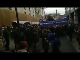 Die franzosen haben eier das muselgejaule wird mit der nationalhymne übertönt 👍🏼