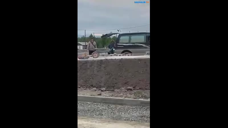 Семья ворует плитку [ ]