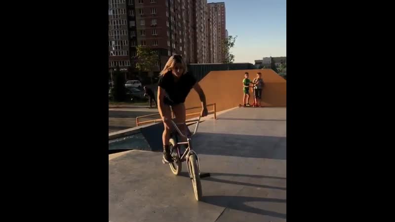 Arina azarova // bmx