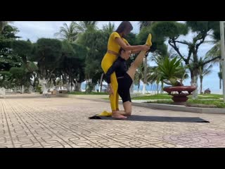 Как сесть на продольный шпагат растягиваем заднее бедро