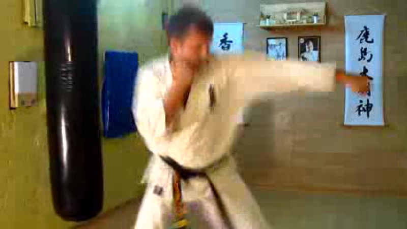 Кекусин каратэ ой цуки (прямой удар "передней" рукой)