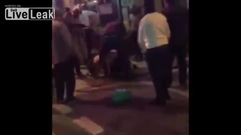 Расовая атака в лондоне белые получили пиздюлей от титульной нации англии нигеров