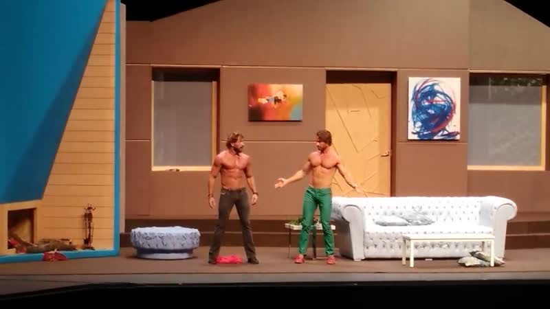 Sebastián rulli y gabriel soto se quitan la camisa en la obra una pareja de 3
