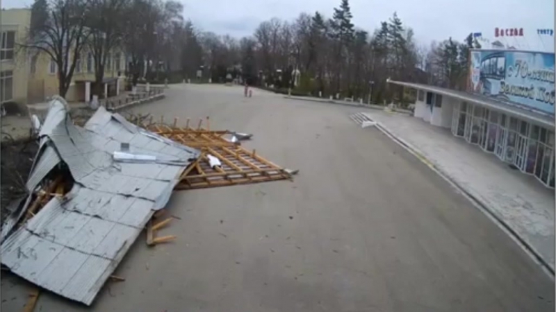 На кубани сорванная ветром крыша едва не молодые мать с ребенком видео