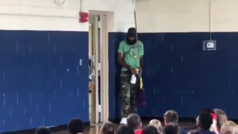 Beloved porn video – Students of an elementary school arrange a surprise birthday party for their beloved custodian