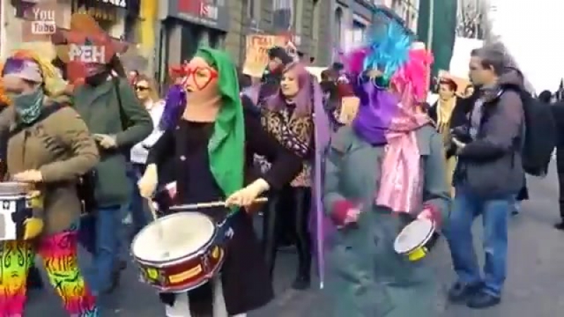 Участниц марша феминисток в киеве облили зеленкой и кефиром! (8 03 2017)