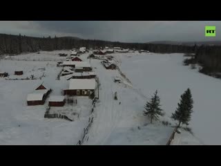 Почтальон на санях по тайге доставляет посылки жителям глухих деревень в иркутской области