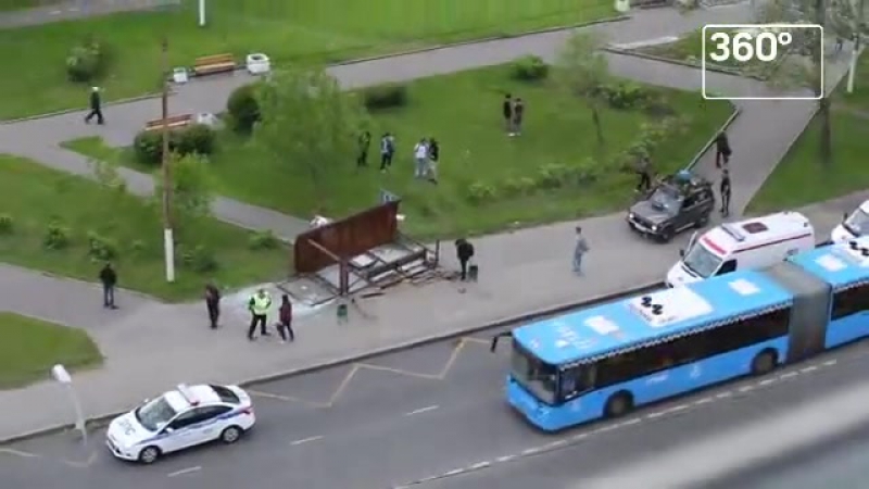 Порыв ураганного ветра снес останоу и молодыемужчину в москве 18+ 29 05 2017