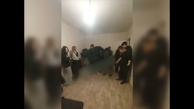 В разгар вечеринки 21 летней челябинке закинули на кухню дымовую шашку та сняла с огня гречку и плеснула ею в лицо поджигателю